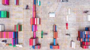 Hava görüntüsü, taşıyıcılara ulaşır. Taşıyıcıları bir nakliye terminaline, endüstriyel konteynır terminaline ve depolama konteynırlarına taşır..