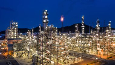 Geceleri hava manzaralı petrokimya fabrikası ve petrol rafinerisi, geceleri Petrokimya petrol rafinerisi fabrikası..
