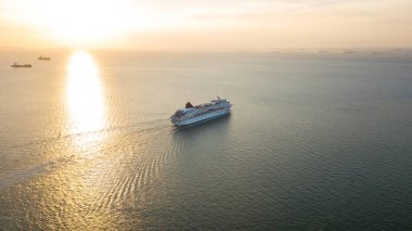 Okyanusta gün batımında hava seyir gemisi, denizde büyük bir yolcu gemisi, Tayland Körfezi 'nden geçen yolcu gemisi..