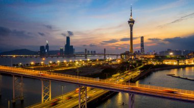 Macau şehri günbatımında Macau Kulesi 'nin alacakaranlık, hava manzarası, Macau, Çin.
