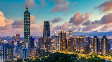 Tayvan şehrinin ufuk çizgisi ve gökdelenleri Tayvan şehrinin güzel gökdelenleri ve şehir merkezinin diğer modern binaları, Taipei popüler bir turizm merkezidir..