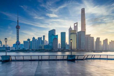 Şangay silüeti ve gökdelen modern bina mimarisi Asya 'da, Şangay' da, Lujiazui şehir merkezinde ve Çin 'de Huangpu Nehri üzerinde finans..