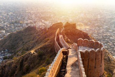 Gün batımında Nahargarh Kalesi ve Jaipur şehrinin havadan görünüşü, Nahargarh Kalesi, Jaipur, Rajasthan, Hindistan 'dan Jaipur' a kuş bakışı bakış açısı..
