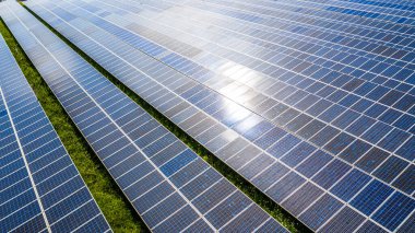 Hava görünümündeki güneş panelleri, fotovoltaik panellerle yenilenebilir enerji.