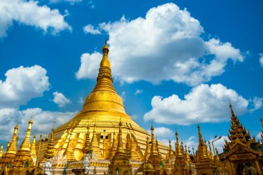 Shwedagon Pagoda Yagon şehrinde mavi gökyüzü arka planına sahip Shwedagon Pagoda antik mimarisi Güneydoğu Asya, Yangon, Myanmar, Asya, Asya 'da güzel bir tapınaktır..