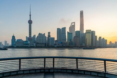 Şangay silüeti ve gökdeleni, Çin 'in Huangpu Nehri üzerindeki modern şehri Şangay..