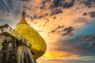Kyaiktiyo Pagoda, Mon State, Burma 'daki Budist hac alanı, en önemli noktalardan biri ve muhteşem bir yer, Myanmar, Asya.