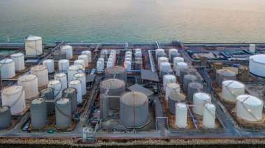 Sıvı kimyasal tank terminali, sıvı kimyasal ve petrokimyasal ürün deposu, havadan görüş.
