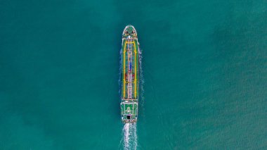 Tanker gemisi hava görüntüsü, petrol tankeri ve petrol tankeri açık okyanusta yol alıyor..
