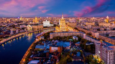 Moskova ufuk çizgisi ve gökdelen tarihi mimarisi, Moskova şehri iş ve finans ve oteli ile Moskova Nehri alacakaranlıkta, Arbat sokağı ile hava trafiği ve köprü, Rusya.