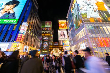 Osaka, Japonya-21 Kasım 2017: Shinsaibashi 'de yürüyen turistler Osaka, Japonya' daki Dotonbori şehrinde popüler alışveriş merkezleri gece alışveriş caddesinde.