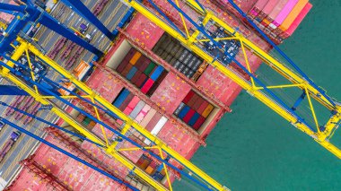 Hava görüntüsü kargo gemisi terminali, kargo gemisi terminali vinci boşaltılıyor, konteynır ve konteynır taşıyan sanayi limanı..