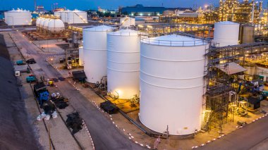 Alacakaranlıkta petrol ve petrokimyasal ürünlerin depolanması için petrol terminali.