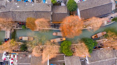 Zhujiajiao Su Kenti ve Çin 'in Şangay, Çin' deki Zhujiajiao Su Kenti kanallarındaki geleneksel turist tekneleri..