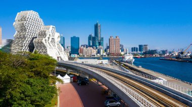 Gökyüzü manzaralı Kaohsiung şehri ve Kaohsiung limanı, Tayvan.