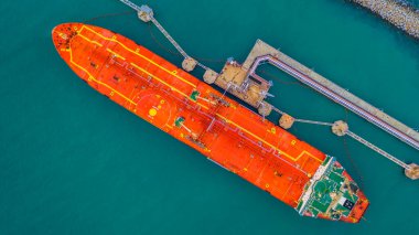Tanker gemisi liman görüntüsüne yukarıdan yükleniyor, Tanker gemisi lojistik ihracat işi ve ulaşım, hava görüntüsü.