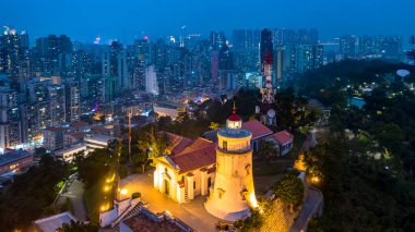 Gece Deniz Feneri Guia Macau City, Capela de Nossa Senhora da Guia ve Guia Deniz Feneri Macau, Çin 'deki Guia Kalesi' nde. UNESCO Dünya Mirası Alanı, Havadan Bakış, Macau, Çin.