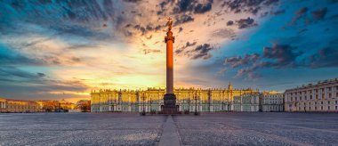 St. Petersburg 'daki saray meydanında antik mimari Alexander sütununda St. Petersburg, Kış Sarayı' ndaki Palace Square 'de bir melek var..