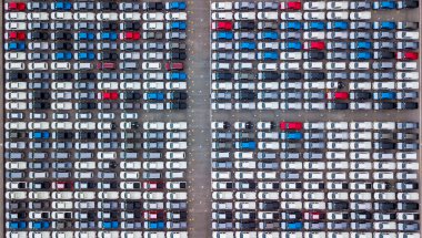 Hava manzaralı yeni arabalar hisse senedi satışı için park alanı sırası, yeni araba satıcıları ithalat envanter ihracatı ticari ticaret küresel, otomobil ve otomotiv endüstrisi dünya çapında lojistik ulaşım.