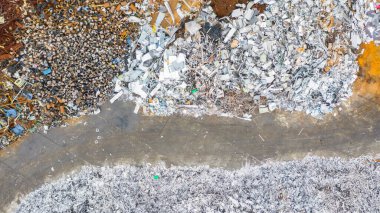 Geri dönüşüm endüstrisindeki hurda metal parçaları, iş geri dönüşümü, atık ayrımı, hava manzarası.