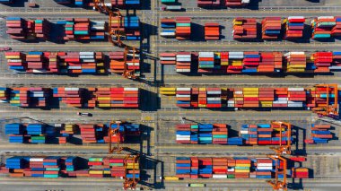 Endüstriyel limanın konteynırlarla hava görüntüsü