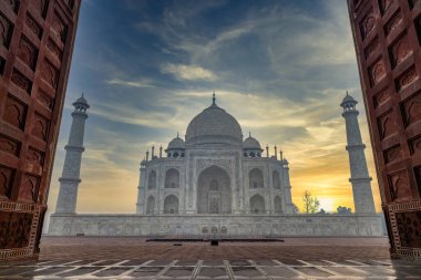 Tac Mahal, Hindistan 'ın Yamuna nehrindeki bir fildişi beyaz mermer mozolesidir. Taj Mahal Hindistan' ın en güzel anıtlarından biridir ve dünyanın en harikalarından biridir. Agra, Uttar Pradesh, Hindistan..