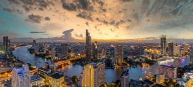 Bangkok şehrinin havadan görünüşü Sathorn Yolu 'ndaki gökdelen ve iş yeri ve finans merkezi, Chao Phraya Nehri üzerindeki Taksin Köprüsü Panoraması, Bangkok, Tayland gün batımında.