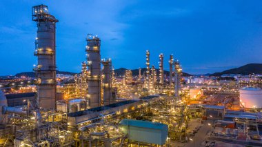 Geceleri hava manzaralı petrokimya fabrikası ve petrol rafinerisi, geceleri Petrokimya petrol rafinerisi fabrikası..
