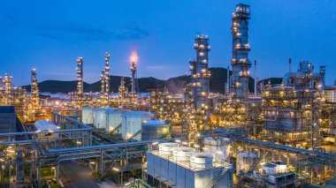 Geceleri hava manzaralı petrokimya fabrikası ve petrol rafinerisi, geceleri Petrokimya petrol rafinerisi fabrikası..