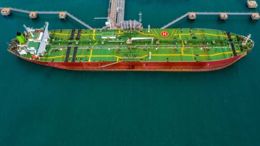 Limanda boşalan hava görüntülü tanker gemisi, limandan petrol ve gaz ithalatı petrol ve petrol ithalatı, rıhtım rafinerisinden petrol nakliyesi, silah yağı ve doğalgaz yükleme platformları.