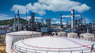 Beyaz petrol ve gaz rafineri depolama tankı petrokimya fabrikası endüstriyel, petrol rafinerisi sanayi bölgesi iş gücü ve enerji petrolü fabrikası.