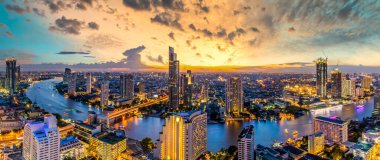 Bangkok şehrinin havadan görünüşü Sathorn Yolu 'ndaki gökdelen ve iş yeri ve finans merkezi, Chao Phraya Nehri üzerindeki Taksin Köprüsü Panoraması, Bangkok, Tayland gün batımında.