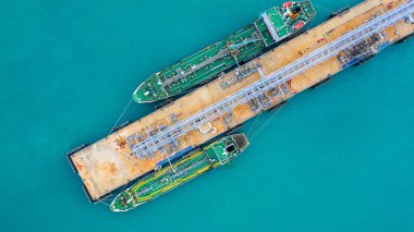 Hava görüntülü tanker gemisi limanda boşaltılıyor, petrol ithalatı tanker nakliye petrolüyle denizdeki rafineriden ithalat ediliyor..