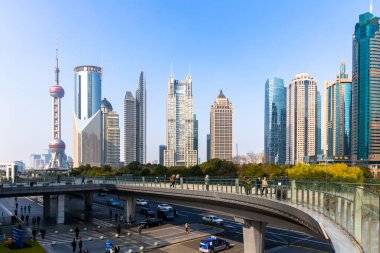 Şangay, Çin - 2019 / 12 / 27: Shanghai Doğu İnci TV kulesi arka planı, Huangpu Nehri, Şangay Merkez Bölgesi, bir ticaret merkezi ve finans merkezi, Çin.