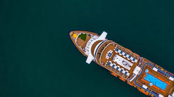 Stora Kryssningsfartyg Till Sjöss Passagerare Kryssningsfartyg Fartyg Seglar Över Thailändska — Stockfoto