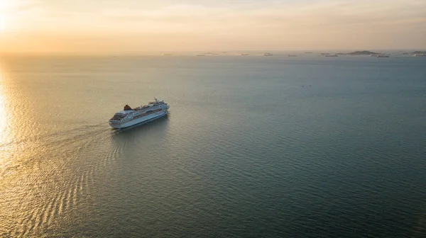 Luchtfoto Cruiseschip Bij Zonsondergang Oceaan Luchtfoto Groot Cruiseschip Zee Passagier — Stockfoto