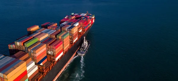 Konteynır kargo gemisi ticari ticaret ithalat lojistik nakliye konteynır kutusu dünya çapında konteynır gemisi nakliye gemisiyle römorkör ile deniz taşımacılığı.