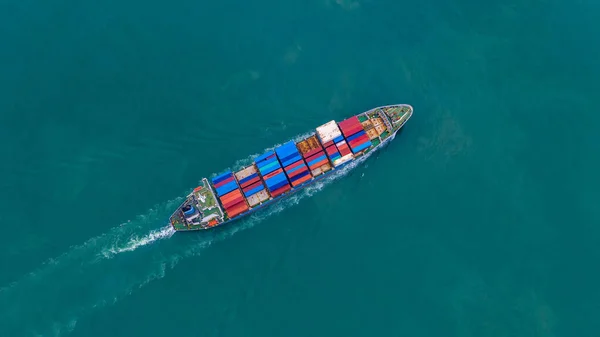 外海における船舶による輸出入 事業物流及び貨物輸送のための容器を運搬する空中ビューコンテナ船 — ストック写真