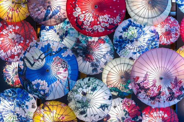 中国の紙の傘の背景 中国の伝統的な傘ディスプレイ — ストック写真
