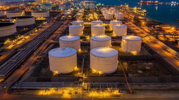 Aerial view, petrol ve petrokimyasal ürünlerin depolanması ve daha fazla depolama tesislerine taşınması için hazırlanmış endüstriyel bir tesistir..