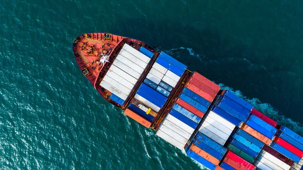 オープン海における船舶による輸出入 事業物流及び貨物輸送のためのコンテナを運搬する航空ビュー貨物コンテナ船 — ストック写真