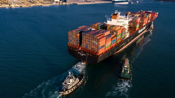 コンテナ船事業商業貿易輸入物流輸送コンテナボックス海外コンテナ船貨物輸送海洋とタグボート — ストック写真