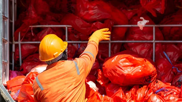 Man Skyddsdräkt Och Avfallsbehållare För Infektiöst Avfall Infektiöst Avfall Måste — Stockfoto