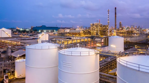 Opslagtank Met Olieraffinaderij Petrochemische Installatie — Stockfoto