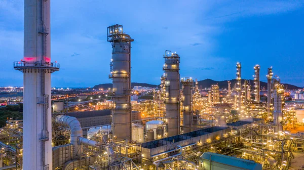 航空ビュー夜間石油化学プラントと石油精製プラントの背景 夜石油化学製油所工場工場 — ストック写真