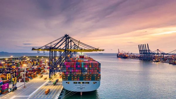 Konteynır gemisi ithalat ihracat kutusunu rıhtım vinci, küresel kargo taşımacılığı ticari ticaret lojistiği ve konteynır gemisiyle dünya çapında taşımacılık ile birlikte taşıyor..