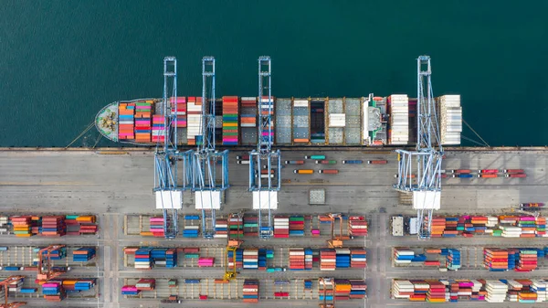 海空观集装箱船承运集装箱进境出口贸易国际集装箱船在公海的物流和运输 并附有复印空间 — 图库照片