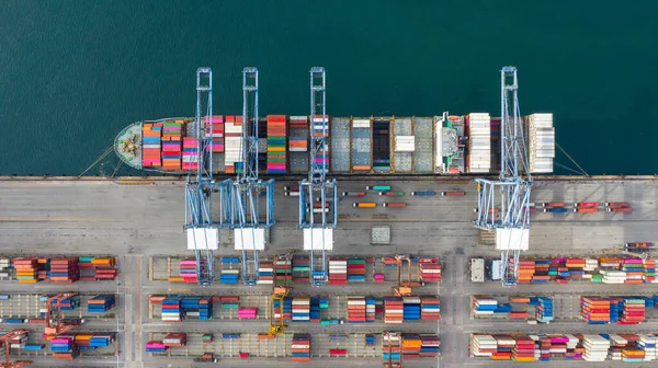 Uluslararası ticaret lojistik ihracatında konteynır taşıyan hava görüntüleme konteynır gemisi ve açık denizde konteyner gemisiyle uluslararası taşımacılık.