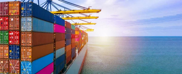 Konteynır gemisi ithalat ihracat kutusunu rıhtım vinci, küresel kargo taşımacılığı ticari ticaret lojistiği ve konteynır gemisiyle dünya çapında taşımacılık ile birlikte taşıyor..