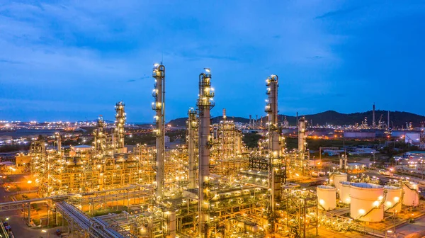 Flygfoto Petrokemisk Anläggning Och Oljeraffinaderi Anläggning Bakgrund Natten Petrokemisk Oljeraffinaderi — Stockfoto